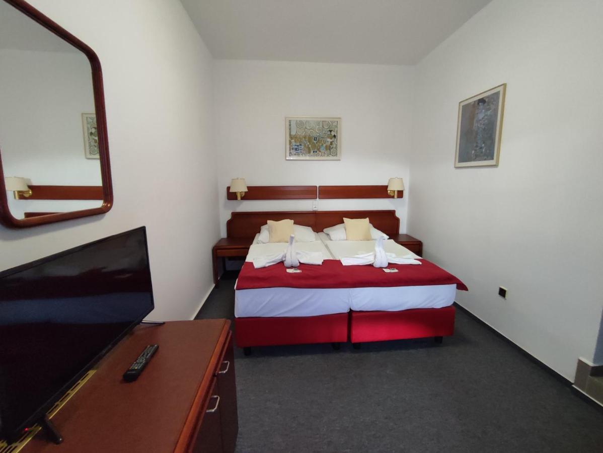 Hotel Bohemia Excellent Klášterec nad Ohří Buitenkant foto