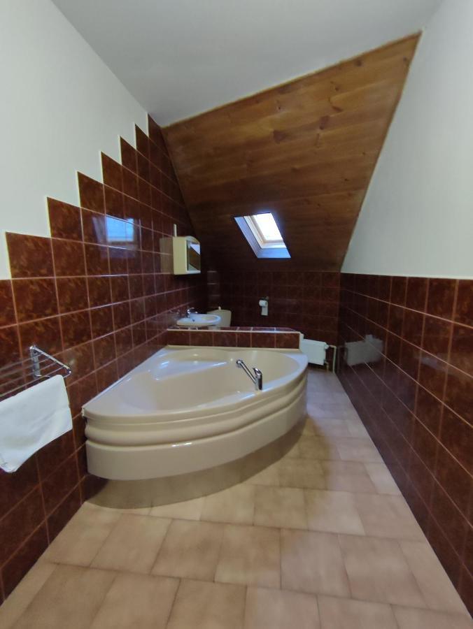 Hotel Bohemia Excellent Klášterec nad Ohří Buitenkant foto